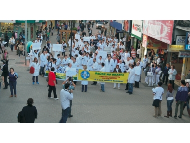 Médicos e estudantes protestam em busca de melhorias na Saúde
